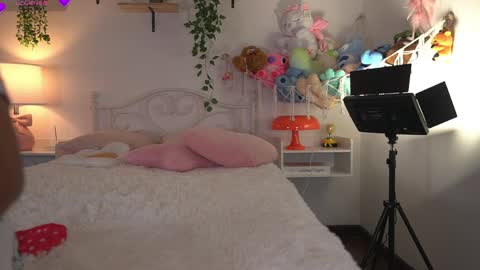 Snapshot of violeth___ chatting on May 21, 2026, 12:01 pm violeth___ online show from May 21, 2026, 12:01 pm