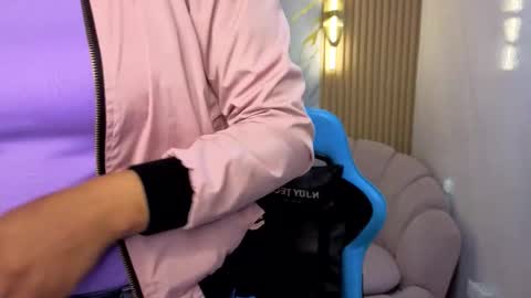 violeth_b online show from October 8, 2025, 12:47 pm