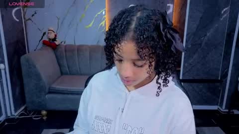 violeth_b online show from April 17, 2026, 1:36 pm