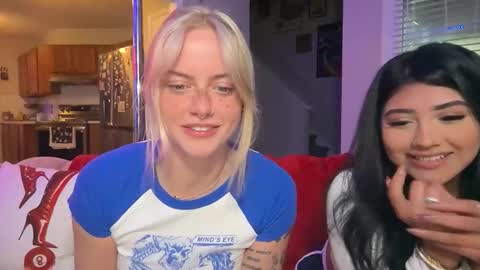 Violet Laine online show from May 15, 2026, 1:34 am