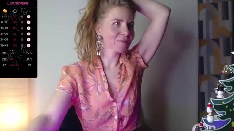 Snapshot of violetplath chatting on December 15, 2024, 10:47 pm Violet  next stream December 6 online show from December 15, 2024, 10:47 pm