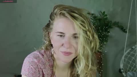 Snapshot of violetplath chatting on September 12, 2025, 7:25 pm Violet  next stream December 6 online show from September 12, 2025, 7:25 pm