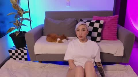 Violet online show from May 27, 2026, 1:57 am