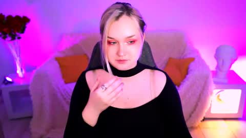Snapshot of violettwoods chatting on May 27, 2026, 8:11 am Violett online show from May 27, 2026, 8:11 am
