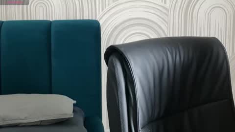 Vivian Evans online show from October 14, 2025, 12:55 am