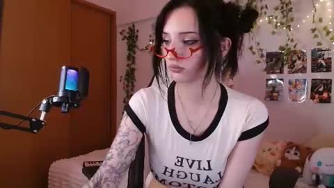 Snapshot of vivian_qwerty chatting on July 9, 2026, 6:17 am vivian_qwerty online show from July 9, 2026, 6:17 am