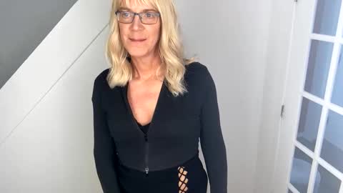 Vivlove online show from December 24, 2024, 6:28 pm