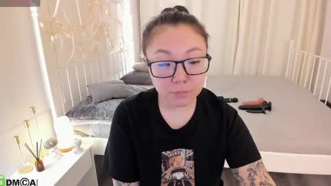 Snapshot of vivien_montclair chatting on April 16, 2026, 11:29 pm Vivien online show from April 16, 2026, 11:29 pm