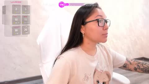 Snapshot of vivien_montclair chatting on July 8, 2026, 12:04 am Vivien online show from July 8, 2026, 12:04 am