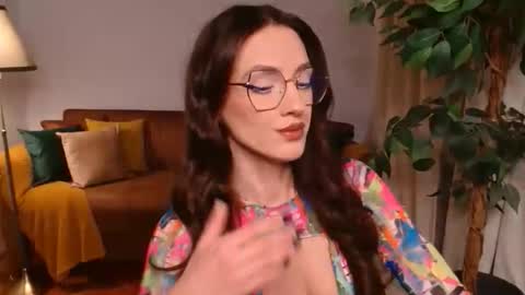 Vivienne online show from December 2, 2025, 6:14 pm