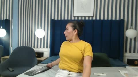 Snapshot of viviennerosette chatting on September 17, 2025, 1:02 pm Vivian  online show from September 17, 2025, 1:02 pm