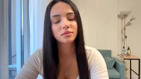 Miss Mia online show from April 10, 2026, 11:26 am