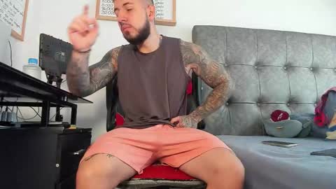 vyxen_ online show from February 9, 2026, 1:04 pm