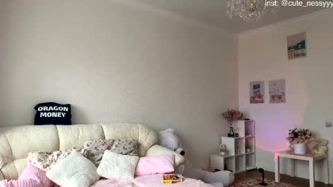 Mia online show from April 17, 2026, 11:24 am