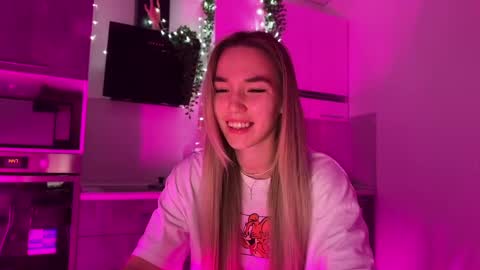 Snapshot of watergirl_ chatting on December 3, 2024, 10:29 pm Im saving up for a new car help me online show from December 3, 2024, 10:29 pm