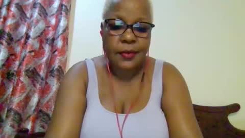 Snapshot of weaverbird25 chatting on February 23, 2026, 9:23 pm weaverbird25 online show from February 23, 2026, 9:23 pm