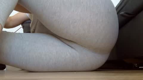 wet_pants2022 online show from September 17, 2025, 6:59 am