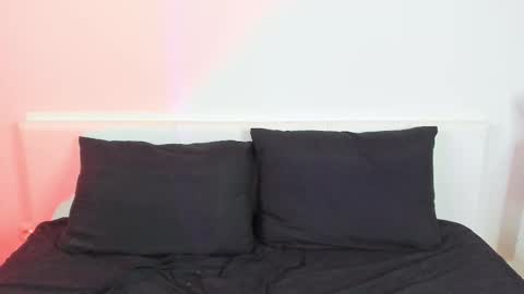 Snapshot of white_do11 chatting on October 3, 2025, 1:35 am Bella online show from October 3, 2025, 1:35 am