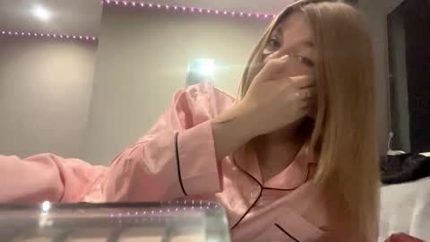 Kira online show from October 29, 2025, 3:36 pm