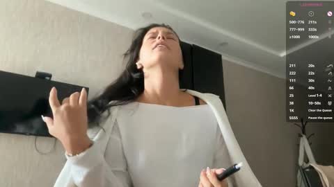 Mia online show from September 17, 2025, 6:04 am