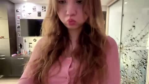 Olivia online show from April 16, 2026, 3:35 pm