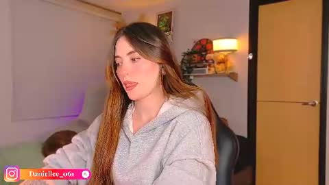 Snapshot of wolfsfoster chatting on July 22, 2026, 3:42 am online show from July 22, 2026, 3:42 am