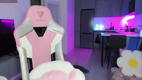 Emi online show from September 9, 2025, 7:13 pm