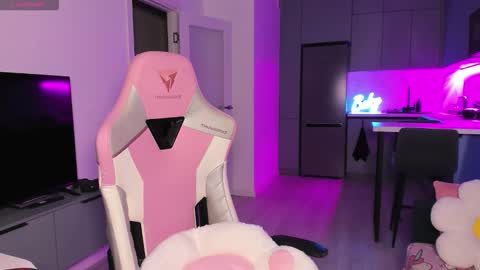 Emi online show from November 5, 2025, 5:13 pm