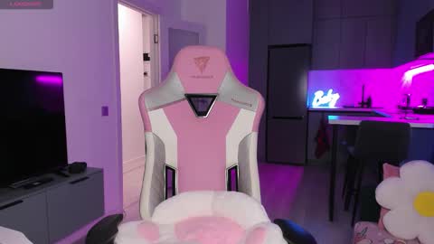 Emi online show from December 19, 2025, 4:03 pm