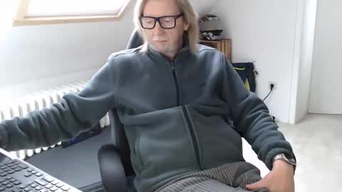 WyattEarp64 online show from November 27, 2025, 10:50 am