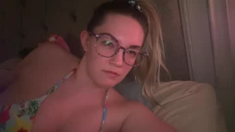 Snapshot of x_dreamgirl_x chatting on March 6, 2025, 5:35 am Mariah online show from March 6, 2025, 5:35 am