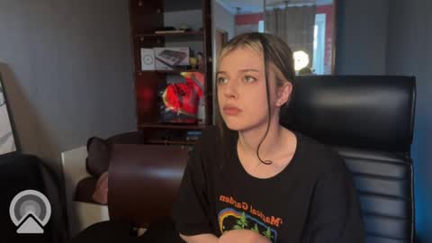 Snapshot of x_files_t chatting on April 29, 2026, 3:43 am Philipp and Este online show from April 29, 2026, 3:43 am