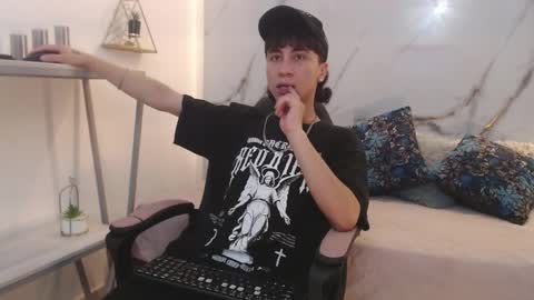 xandergrey8 online show from April 15, 2026, 7:43 pm