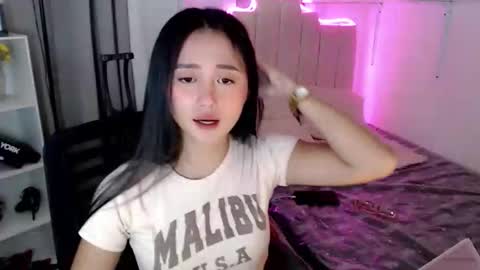 xhena online show from October 20, 2025, 10:49 am