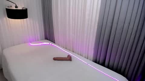 GWEN THOMPSON .......   online show from September 12, 2025, 6:08 pm