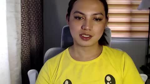 Snapshot of xxjulielovesyouxx chatting on December 17, 2024, 5:51 am July online show from December 17, 2024, 5:51 am