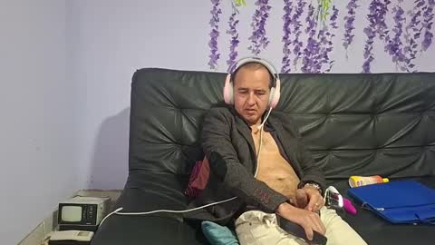 Snapshot of yazfore chatting on November 17, 2025, 4:13 pm Hazzan online show from November 17, 2025, 4:13 pm