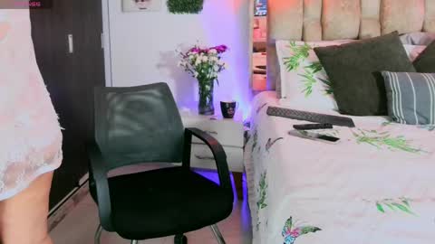 yellow_lily online show from May 15, 2026, 12:45 pm