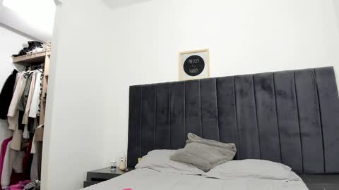 yenifer016 online show from January 28, 2025, 5:00 am