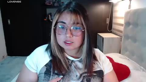 Snapshot of yini_angel07 chatting on July 7, 2026, 4:37 am hii i am yini online show from July 7, 2026, 4:37 am