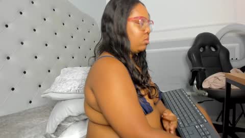 roxie reyes  online show from January 31, 2025, 6:46 am