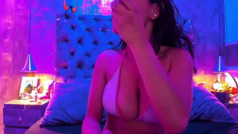 yiyisandoval online show from November 18, 2025, 8:13 pm