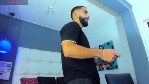 Yiyo online show from December 18, 2025, 4:29 am