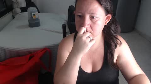 Snapshot of yohis_kiut25 chatting on January 23, 2025, 3:37 am yohis online show from January 23, 2025, 3:37 am