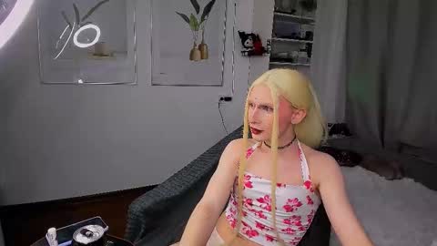 Mikaella - Mika online show from December 1, 2025, 8:58 pm