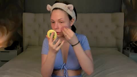 Snapshot of yona_wink chatting on April 1, 2026, 5:52 am Yona online show from April 1, 2026, 5:52 am