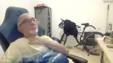 yoska281 online show from February 17, 2026, 5:08 pm