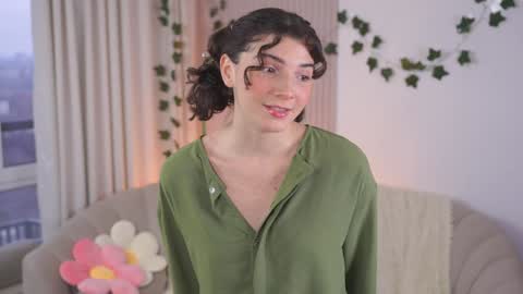 Snapshot of you_fell_in_love chatting on December 6, 2024, 7:10 am Elizabeth brunette -- Darline blonde online show from December 6, 2024, 7:10 am