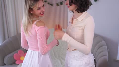 Snapshot of you_fell_in_love chatting on December 14, 2024, 7:29 am Elizabeth brunette -- Darline blonde online show from December 14, 2024, 7:29 am