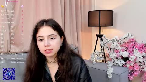 Snapshot of you_fell_in_love chatting on September 18, 2025, 10:39 am Elizabeth brunette -- Darline blonde online show from September 18, 2025, 10:39 am